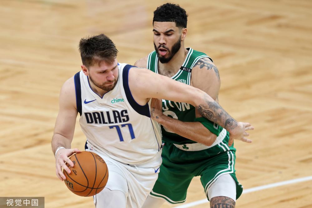 他在赛后采 他在赛后采